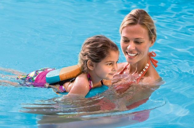 Как научить ребенка плавать: упражнения и советы