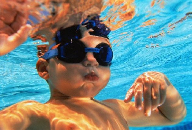 Как научить ребенка плавать: упражнения и советы