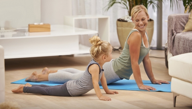 Советы от «Растишка»: йога с мамой